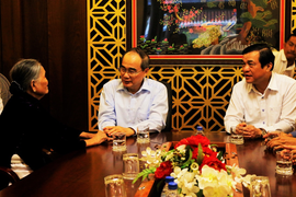 Ông Nguyễn Thiện Nhân trao quà Tết cho người nghèo ở Quảng Nam